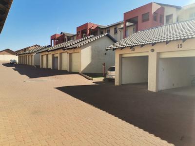 Apartment / Flat For Rent in Noordwyk, Midrand